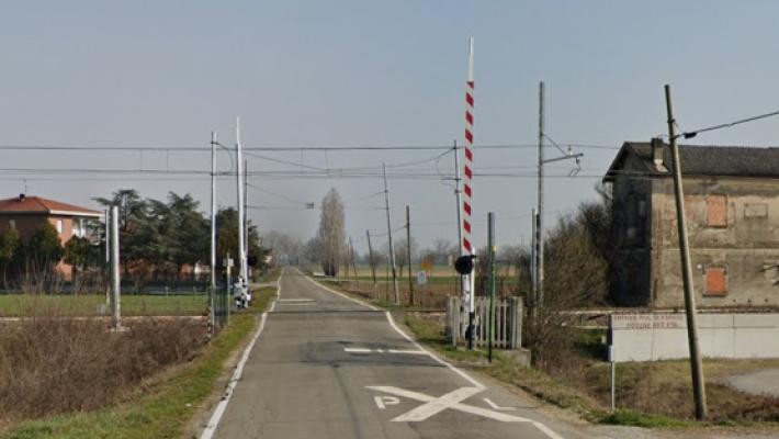 Auto contro la sbarra del passaggio livello a Castione Marchesi: traffico ferroviario fermo