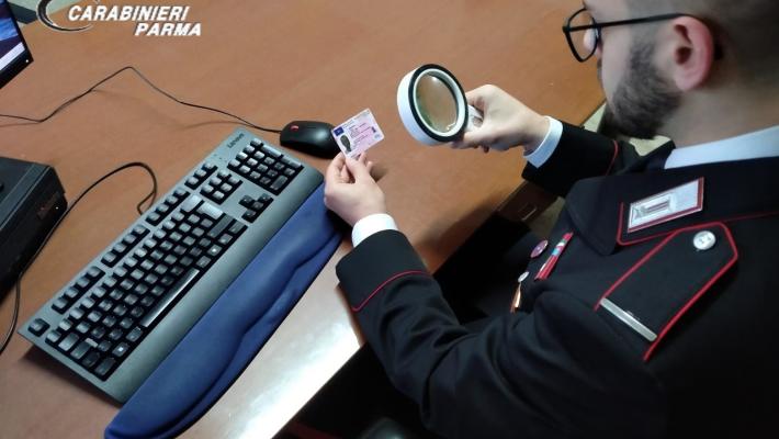 Si presenta in caserma per contestare una multa ma esibisce una patente di guida falsa. Denunciato dai carabinieri
