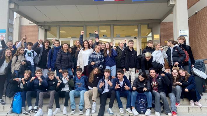 Liceo Bertolucci, issata una bandiera per ogni Paese ospitato