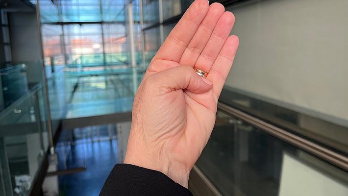 Abusi sessuali a Milano, un arresto. La vittima si salva facendo il gesto antiviolenza delle 4 dita nel pugno  a una cameriera 