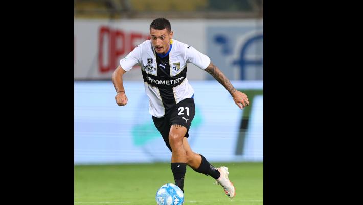 Seculin insuperabile, ci pensa Partipilo a pareggiare nel recupero. Nel derby succede di tutto ma finisce 1-1. Il Venezia vince 3-0 a Bari e raggiunge i crociati in testa