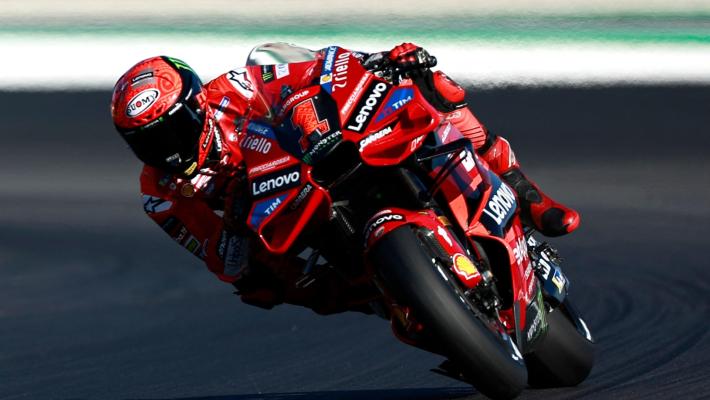 Gp di Valencia, Martin cade e si ritira: Bagnaia  vince la gara e diventa campione del mondo