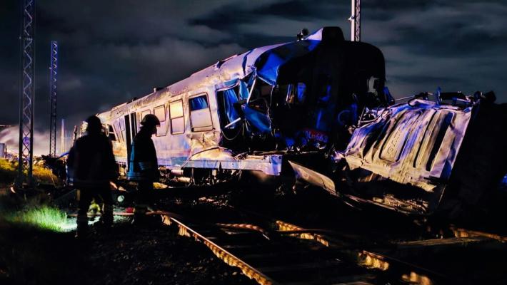 Cosenza, treno travolge un camion: morti i due conducenti