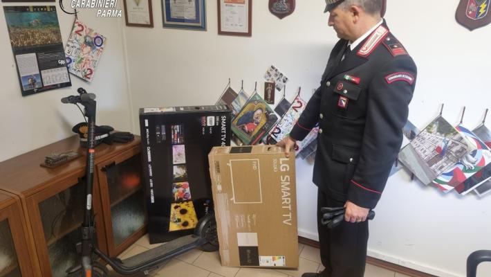 Avevano in auto due smart tv nuove e un monopattino: quattro denunciati per furto aggravato a Collecchio