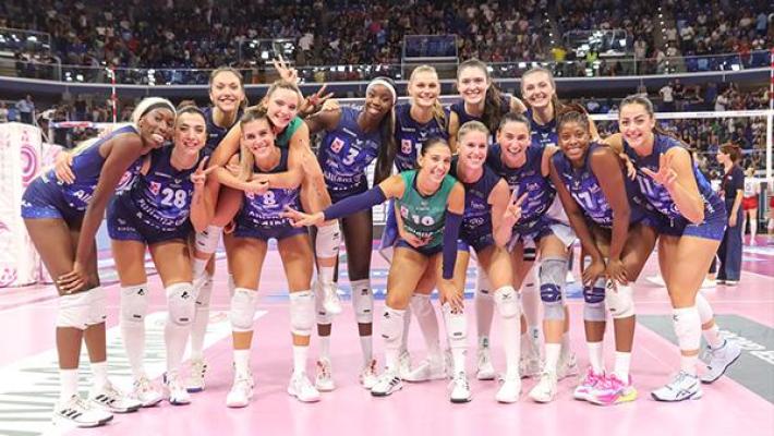 La star del volley Paola Egonu stella tra le luci di Fidenza Village insieme ad altri atleti di Vero Volley