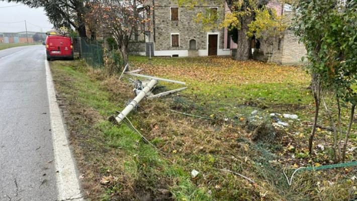 Incidente in strada Argini, furgone capottato
