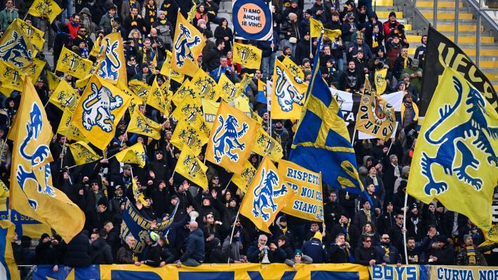 L'ultima azione regala tre punti preziosissimi al Parma che mantiene la vetta con il Venezia - Risultati e classifica