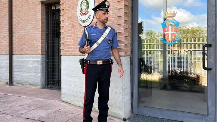 Lo aggredisce e gli danneggia l’auto per “questioni” di vicinato: denunciato dai carabinieri