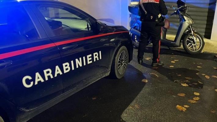 E' ai domiciliari ma i carabinieri trovano uno scooter rubato nel suo garage: denunciato 39enne a Monticelli 