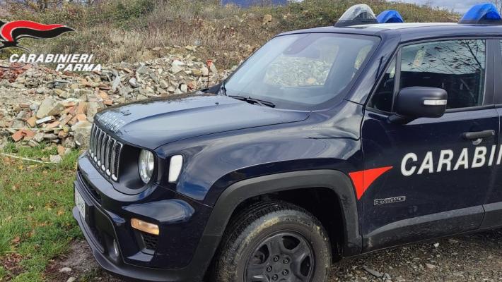 Scaricano rifiuti delle demolizioni in un prato: due denunciati a Varsi 
