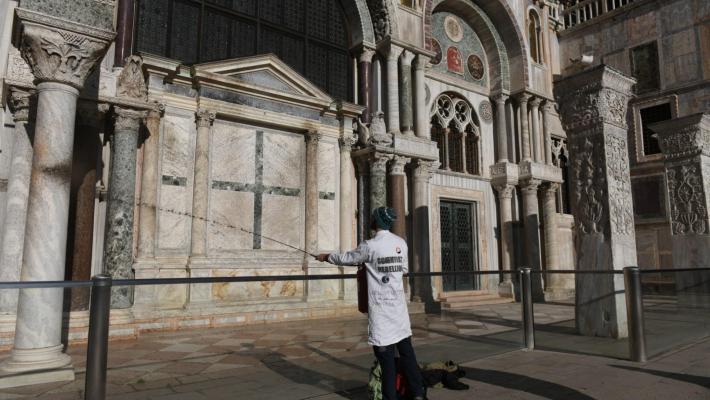 Venezia, attivisti per il clima sparano fango contro la Basilica di San Marco