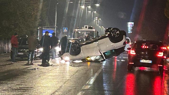 Incidente spettacolare in via Cremonese. Ma senza conseguenze