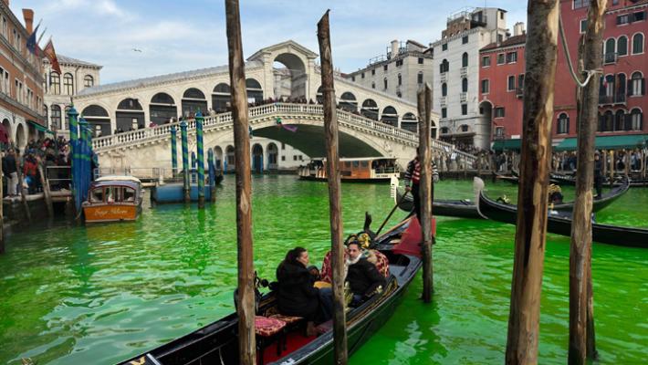 Nuovo blitz ambientalista a Venezia, il  Canal Grande si colora di verde. Corsi d'acqua colorati anche a Roma, Torino, Milano, Bologna
