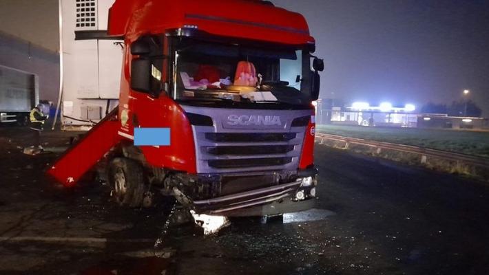 Due camion si scontrano in via Colorno, nessun ferito ma lunghe code. Tratto chiuso in A15