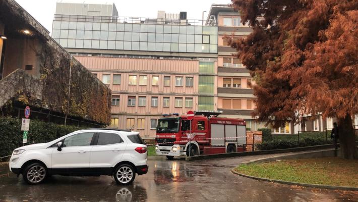 Incendio alla Città di Parma, intervento in corso dei vigili del Fuoco