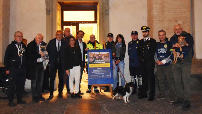 L'ambulanza? Per gli animali. E sotto i portici c'è il «Pet Corner»
