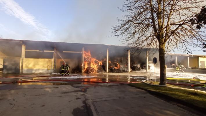 Grosso incendio in un'azienda agricola a Noceto,  balloni  in fumo, magazzino distrutto. Salvi i cavalli