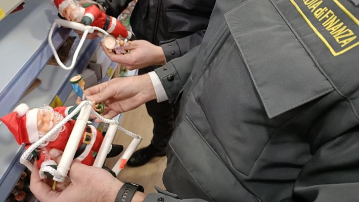 Decorazioni natalizie irregolari, multato un negozio a Parma. Sequestrate 350 confezioni di cosmetici nocivi in città e a Langhirano  