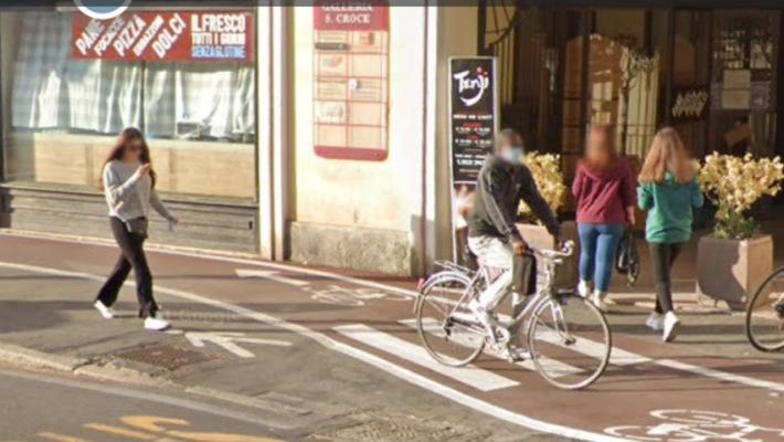 La pista ciclabile di via Gramsci è pericolosa