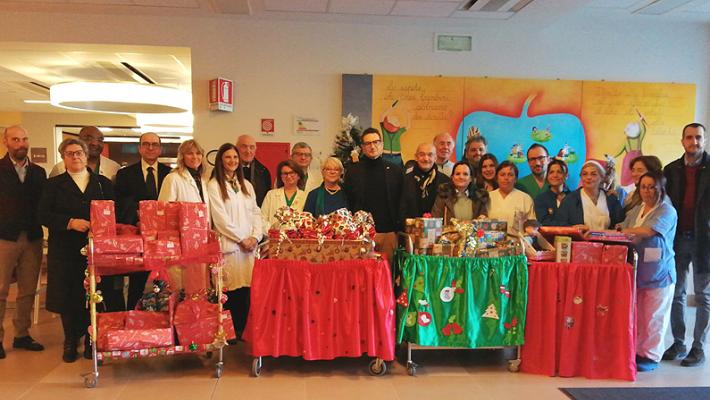 Babbo Natale, prima tappa all’Ospedale dei bambini con i doni della Fondazione Cariparma
