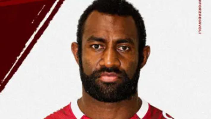 Ubriaco si sdraia sul cofano di un'auto, poi aggredisce i carabinieri: il rugbista figiano Nasove fermato con il taser 