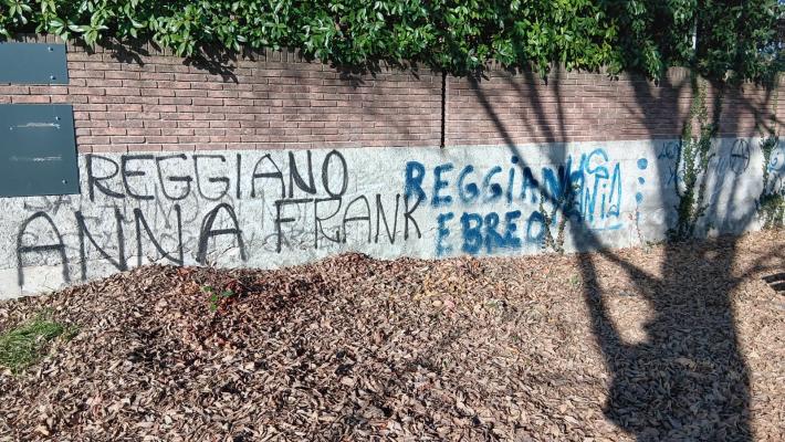 Choc al parco Martini: scritte antisemite, con Anna Frank per offendere i reggiani