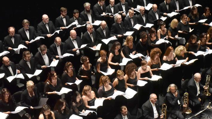Gli auguri del Coro del Regio ai parmigiani: sabato alle 18 esibizione sotto i Portici del Grano