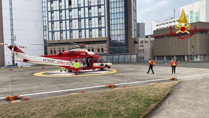 Un  neonato nato prematuro con gravi patologie è stato trasferito dal Maggiore a Gaslini di Genova grazie a un elicottero dei vigili del fuoco