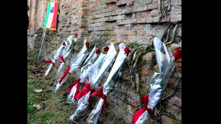 Rose rosse per ricordare l'80° anniversario dei sette fratelli Cervi