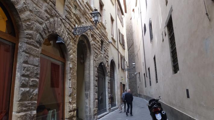 Lite per un cane: pensionato massacrato di botte a Firenze. Preso l'aggressore: è un giovane italiano di 29 anni