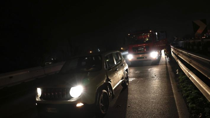 Imbocca la tangenziale  contromano alla Crocetta e si scontra con un'altra auto. Tanta paura, ma guidatori illesi