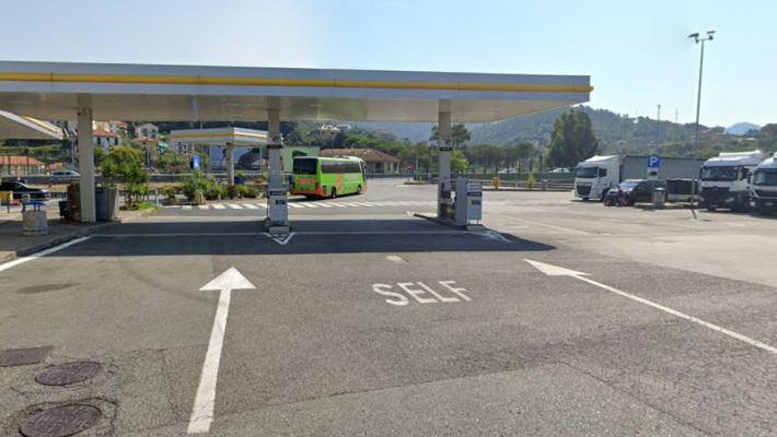 Il piccolo Edoardo non aspetta il nuovo anno e nasce nel parcheggio dell'autogrill a Sestri Levante