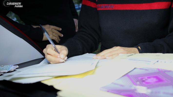 al ristorante con un amico; consuma il pasto e si allontana senza pagare il conto: denunciato