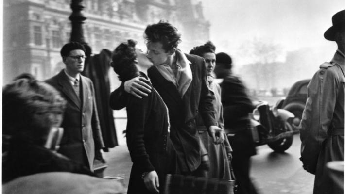 È morta Francoise Bornet, la donna del 'Bacio' di Doisneau