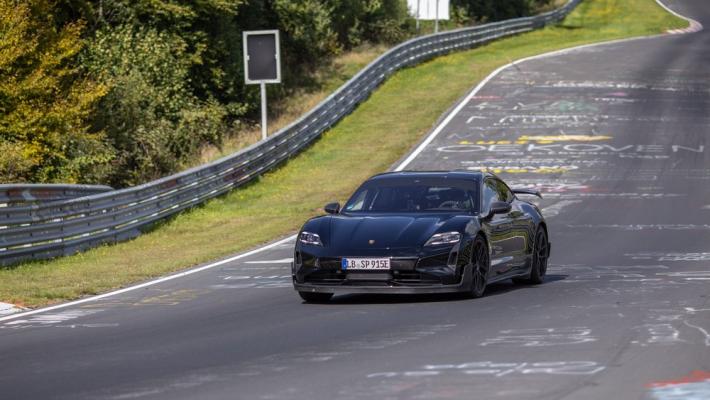 Porsche, record al Nurburgring con un'elettrica: primato frantumato di 26"