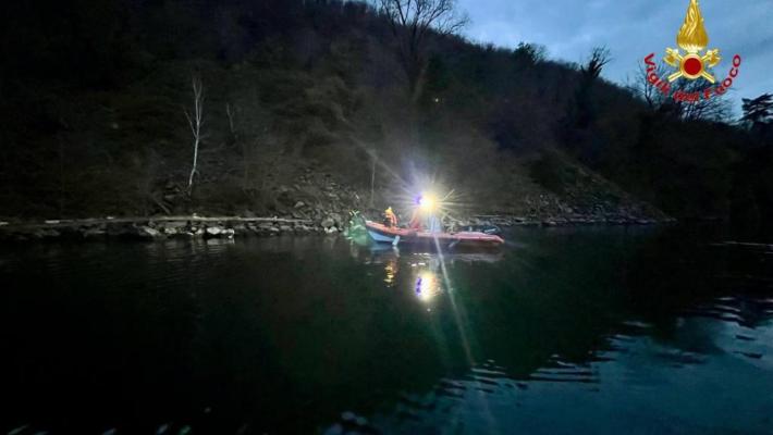 Auto cade nel lago di Como, una morta e due feriti. Decisivo l’intervento di un vigile del fuoco fuori servizio 