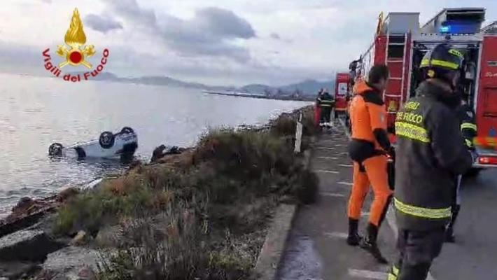 L'auto si ribalta e finisce in mare, muore un ragazzo a Cagliari. Un’altra vittima e 4 feriti sulla A7 