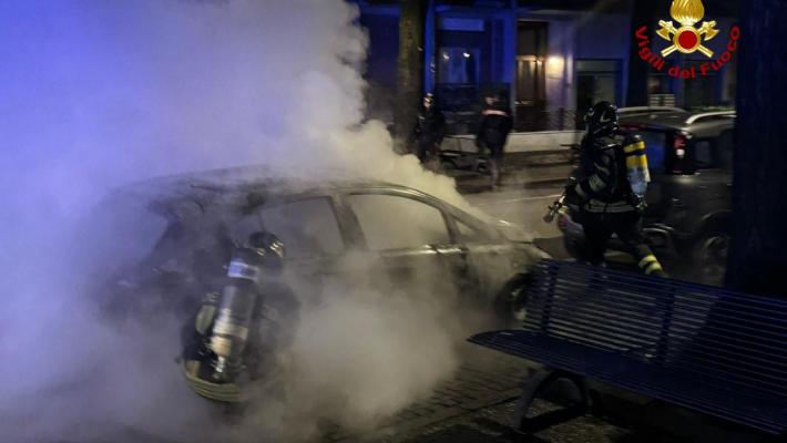 Tangenziale Nord, auto a Gpl in fiamme tra via Mantova e via Emilia: vigili del fuoco in azione