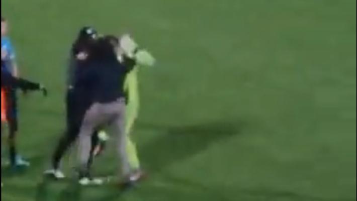 Il portiere parmigiano dell'Olbia aggredito in campo dal padre di un giocatore del Cesena. Una partita a porte chiuse per i bianconeri - Video