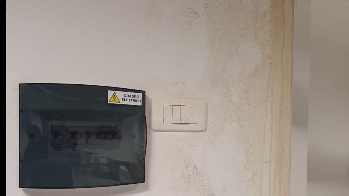 Infiltrazioni d'acqua (vicino a un quadro elettrico) sui muri dell'asilo nido Pifferaio magico