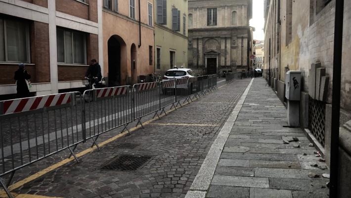 Calcinacci caduti in via Collegio dei Nobili: area transennata 