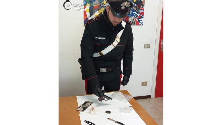 Traversetolo: fermato per un controllo tenta di disfarsi di un pezzo di hashish lanciandolo in un campo. Denunciato 19enne italiano