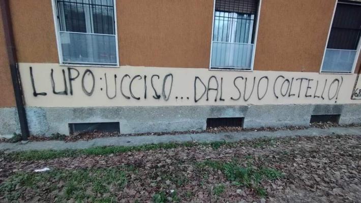 Oltraggio a Mario Lupo a pochi metri dal luogo dell'omicidio. Rifondazione: "Un atto vile e inaccettabile"