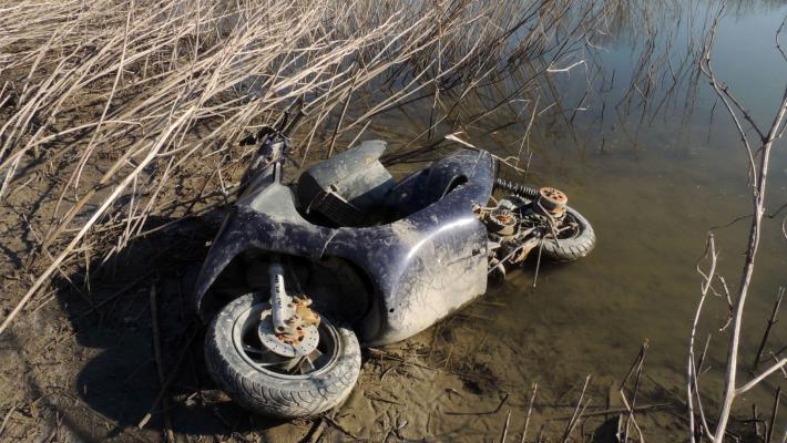 Mistero sullo scooter abbandonato in una lanca del Po a Zibello
