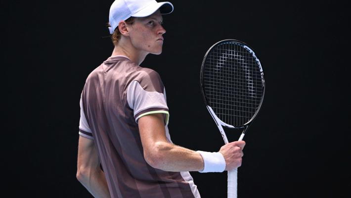 Australian Open, partono bene Sinner e Arnaldi. Djokovic vince ma fatica