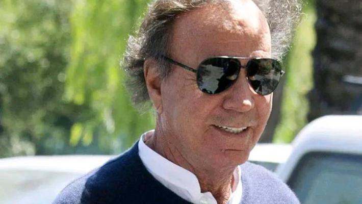 Valigia con 42 kg di cibo, Julio Iglesias fermato in aeroporto 