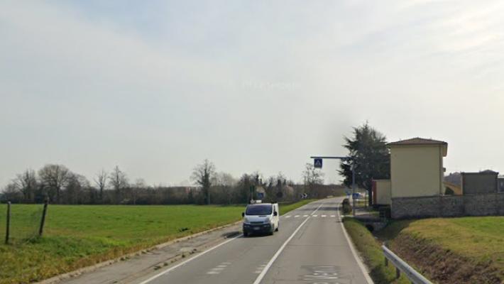 Auto contro un palo a Felino: due feriti 