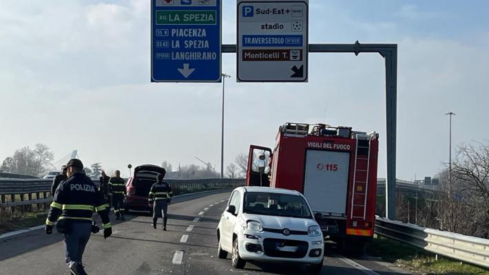 Scontro fra due auto in tangenziale sud: grave una donna
