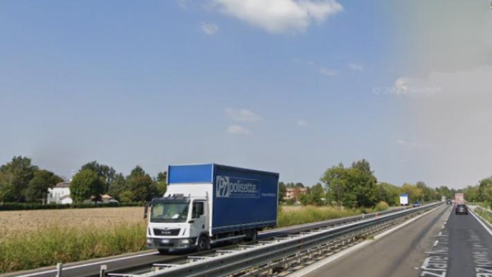 Ventenne imbocca la tangenziale contromano:  due feriti nello schianto a Modena