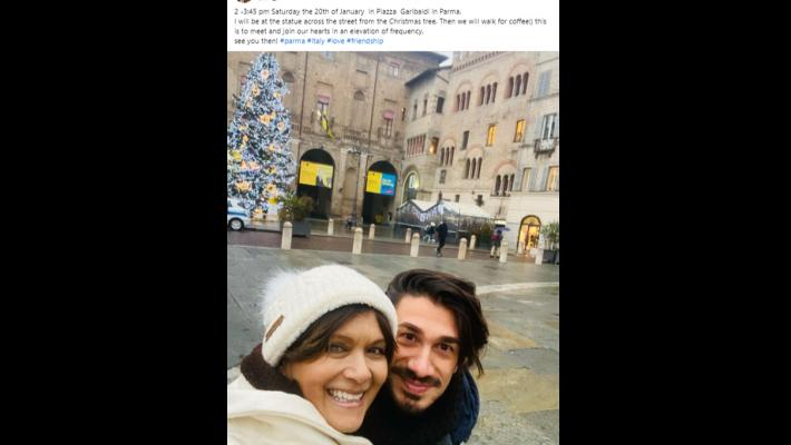 Il selfie di Nia Peeples in piazza Garibaldi e il web "impazzisce"